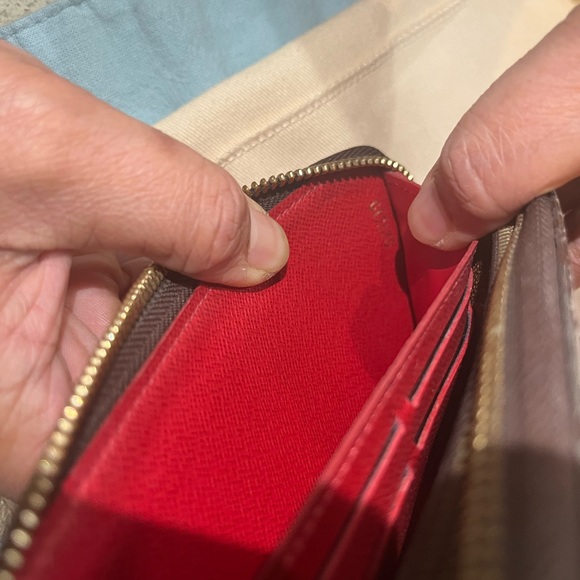 Lv wallet 💯 % Authentic - Picture 10 of 10